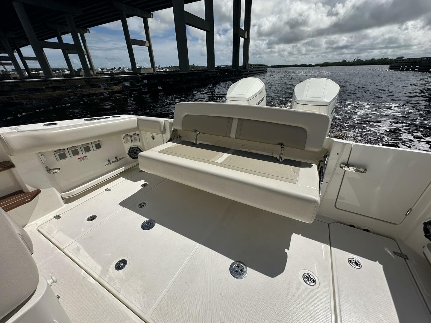 2023 Boston Whaler 380 Realm — photo 6