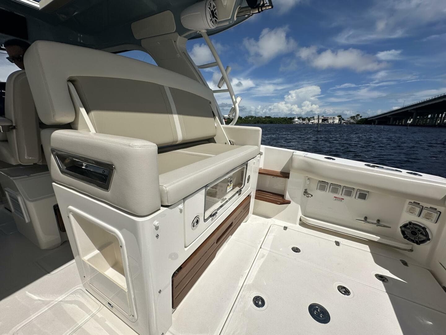 2023 Boston Whaler 380 Realm — photo 7