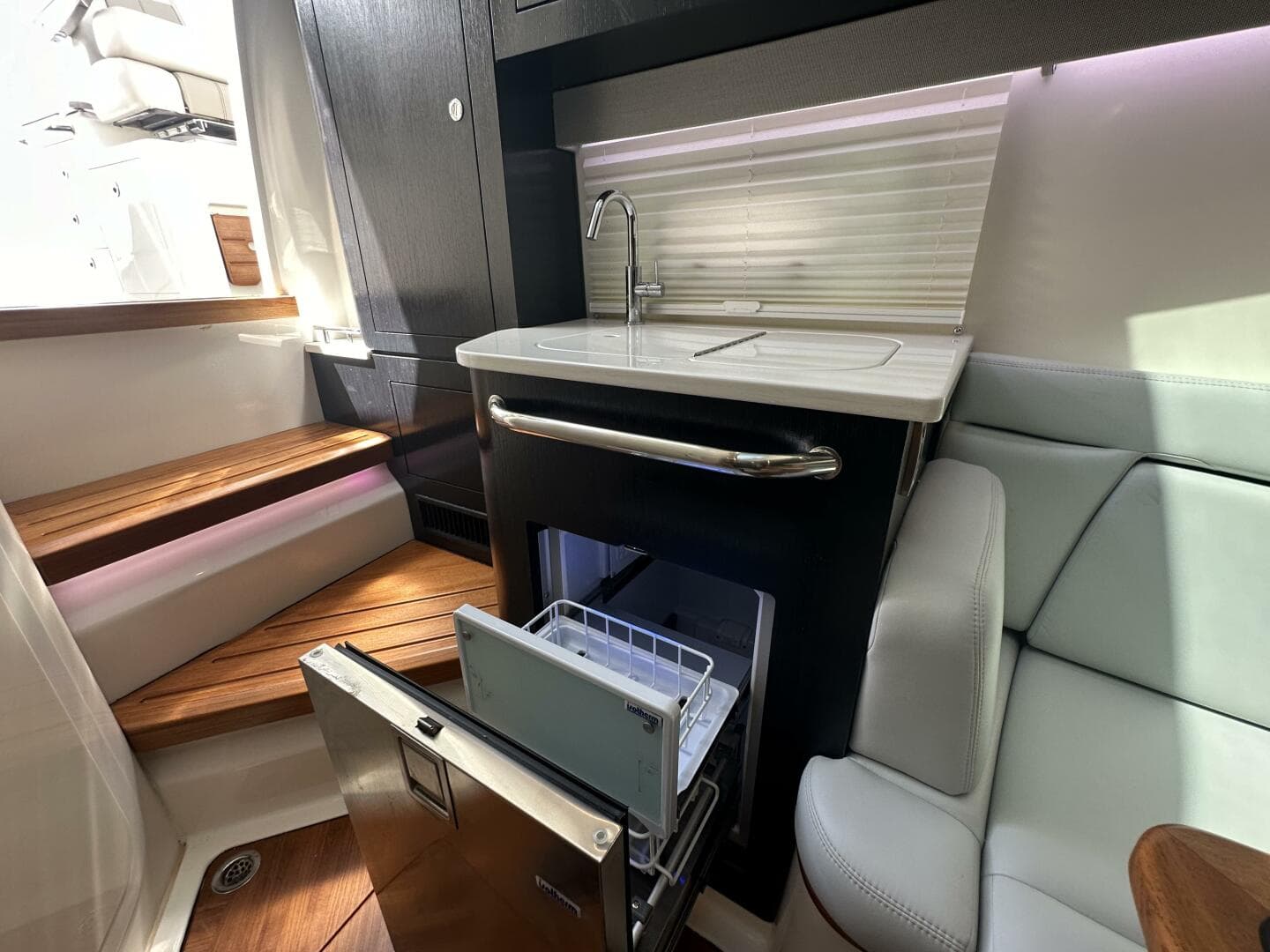 2023 Boston Whaler 380 Realm — photo 24