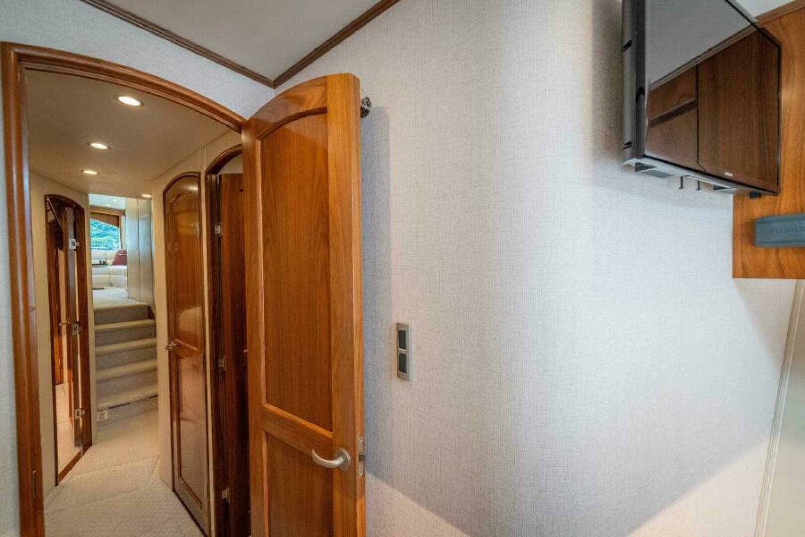 2017 Viking 62 Convertible — photo 29