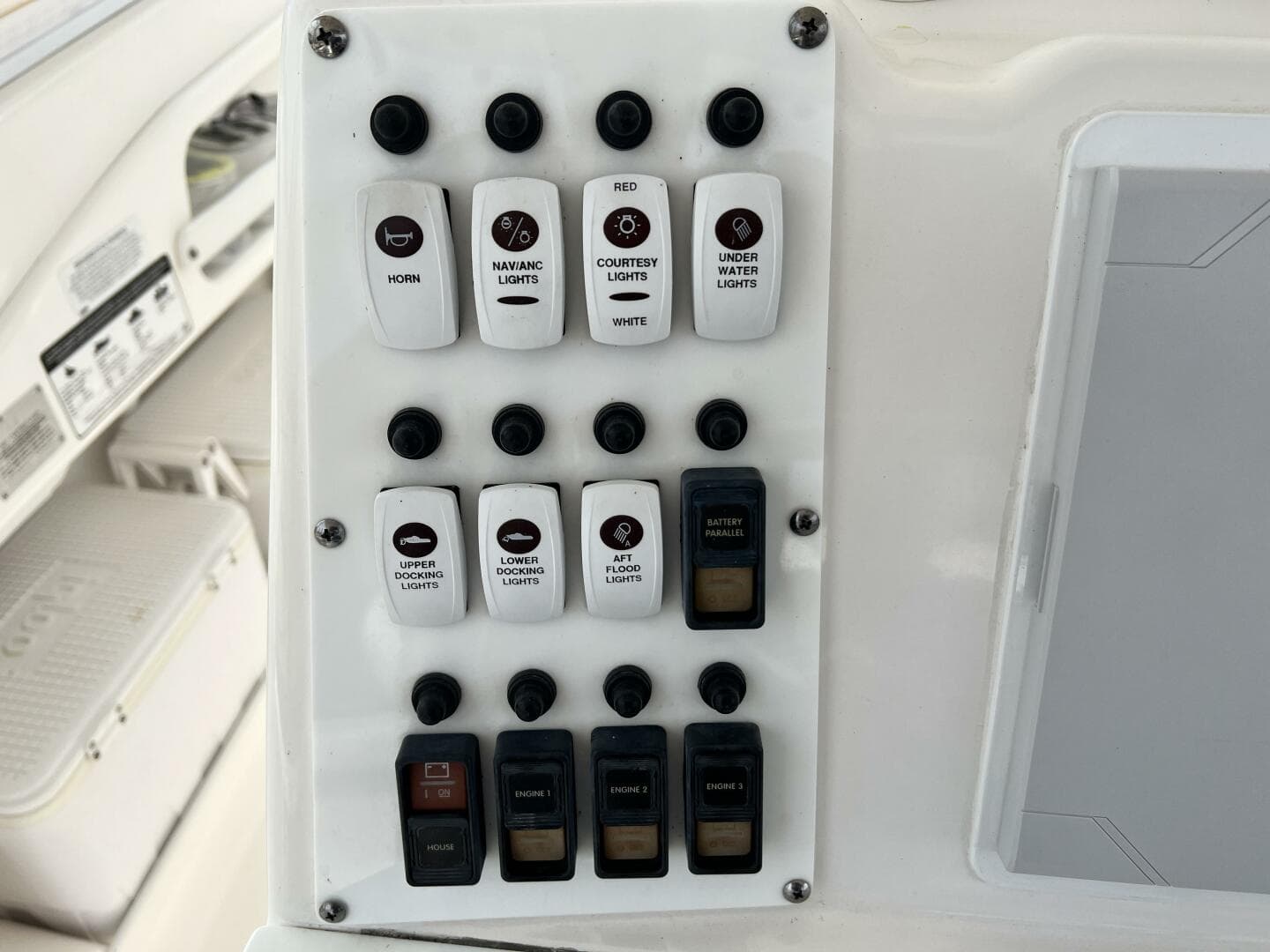 2012 Everglades 350 LX — photo 41