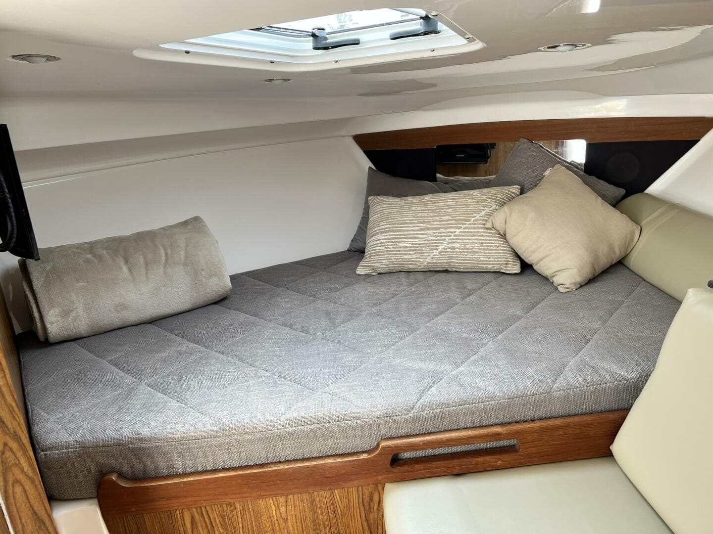 2012 Everglades 350 LX — photo 66