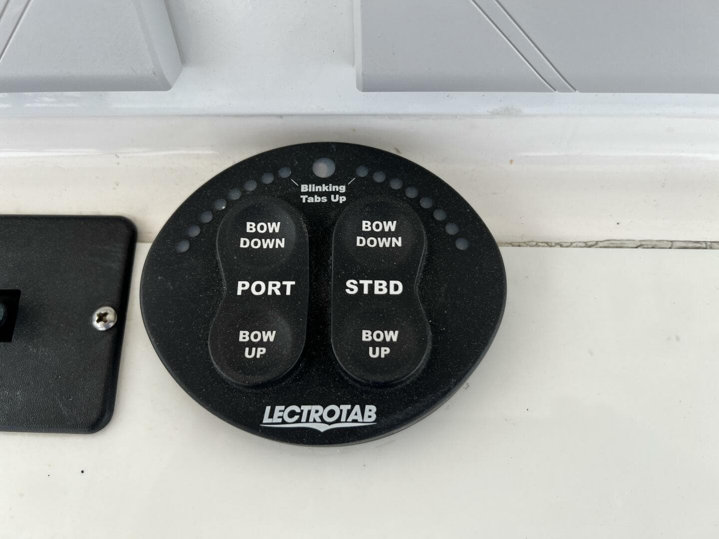 2012 Everglades 350 LX — photo 46