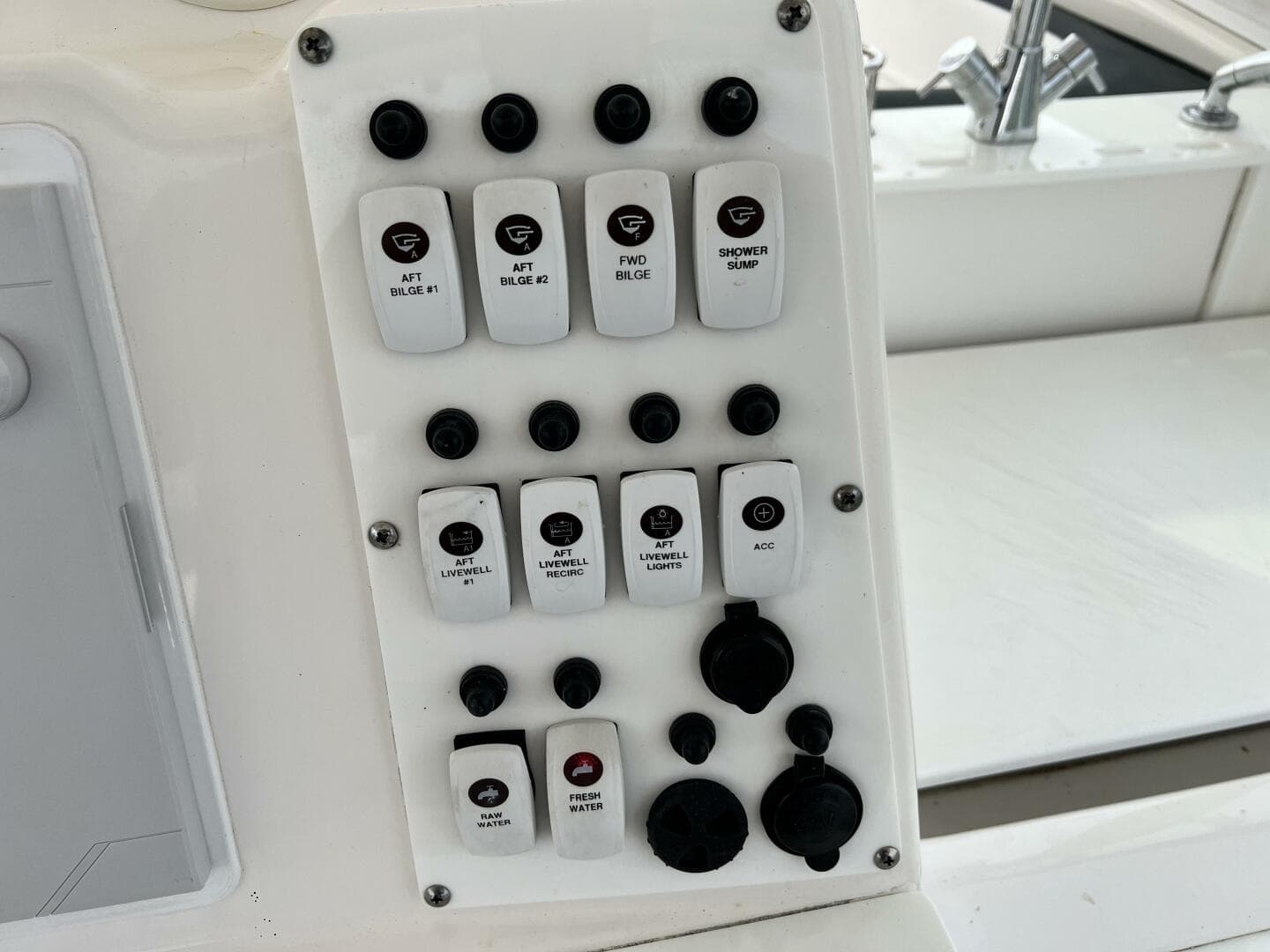 2012 Everglades 350 LX — photo 42