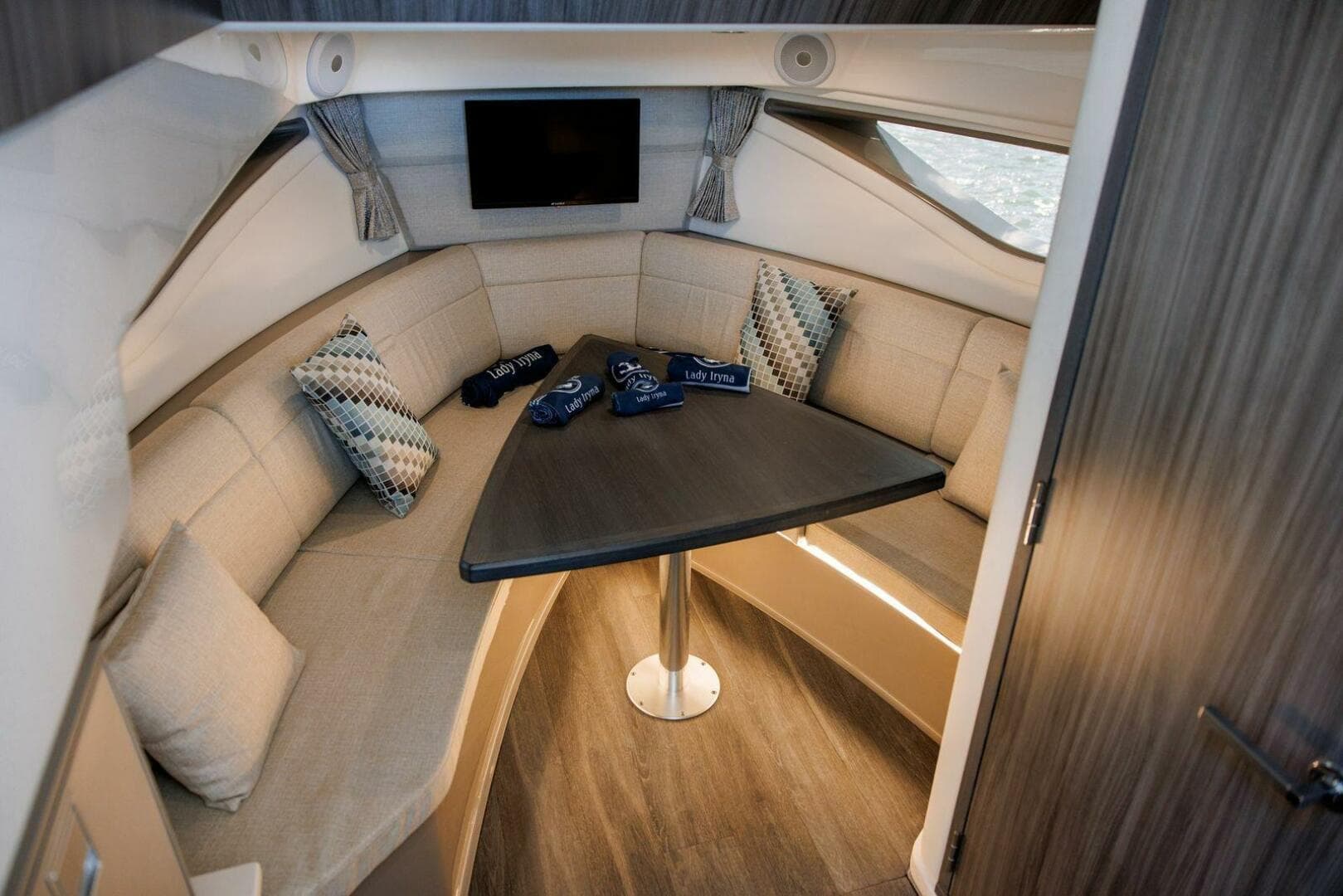 2022 Sea Ray 320 Sundancer OB — photo 12