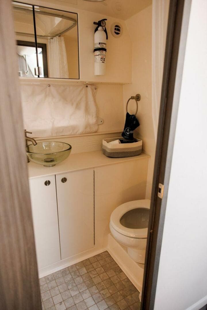 2022 Sea Ray 320 Sundancer OB — photo 13