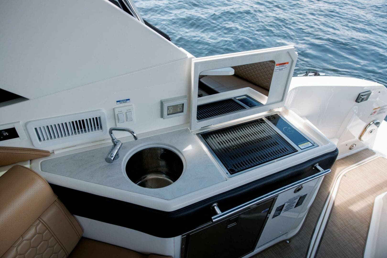 2022 Sea Ray 320 Sundancer OB — photo 9