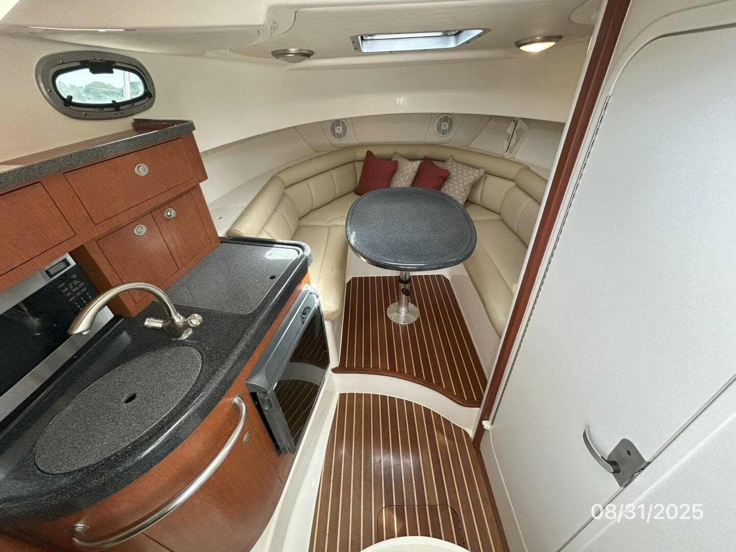 2007 Boston Whaler 305 Conquest — photo 32