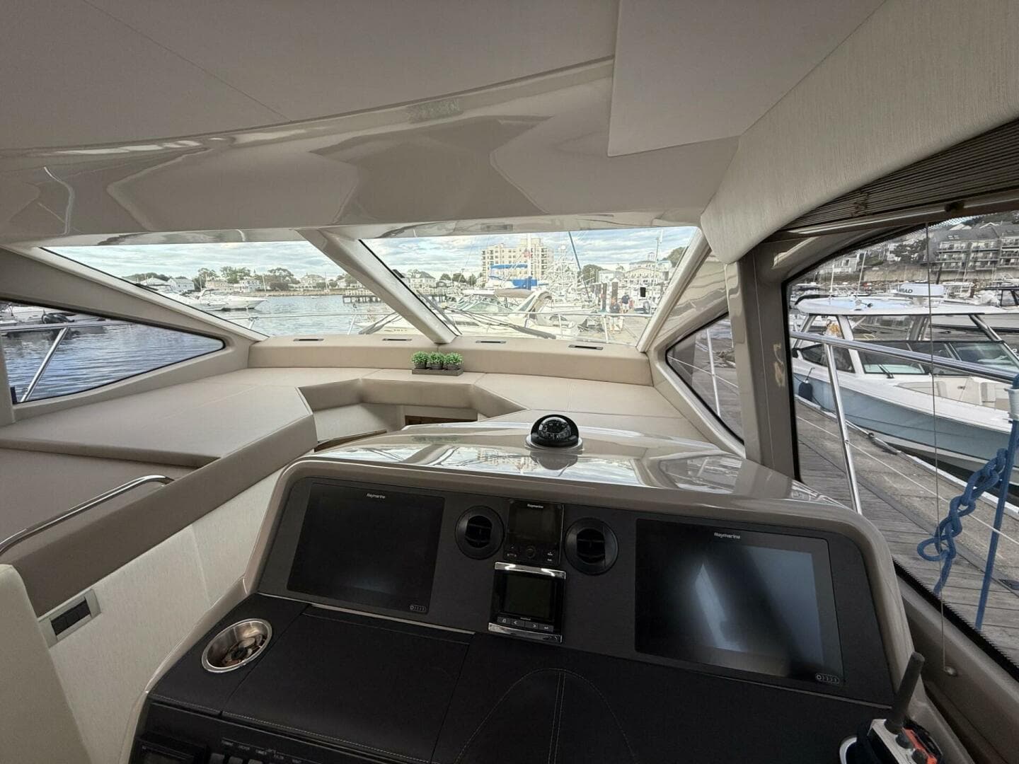 2018 Sea Ray 460 Sundancer — photo 11