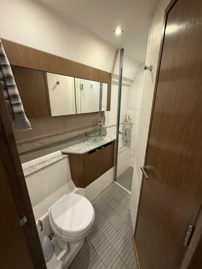 2018 Sea Ray 460 Sundancer — photo 18