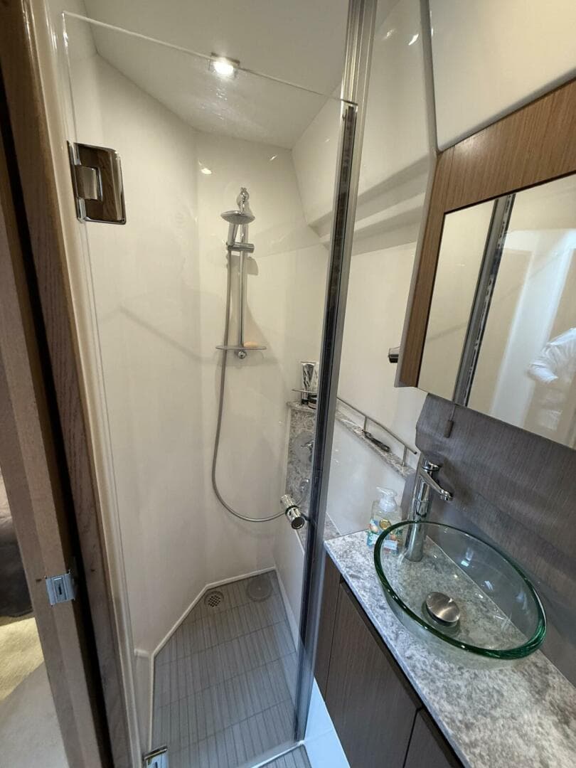 2018 Sea Ray 460 Sundancer — photo 21