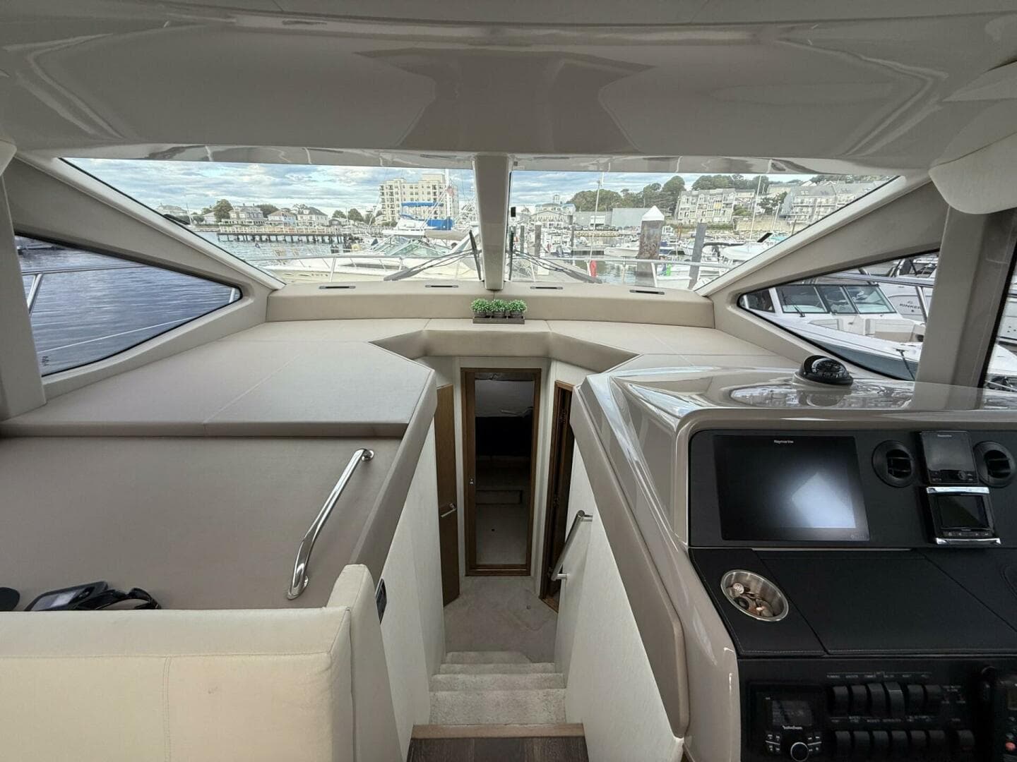 2018 Sea Ray 460 Sundancer — photo 13