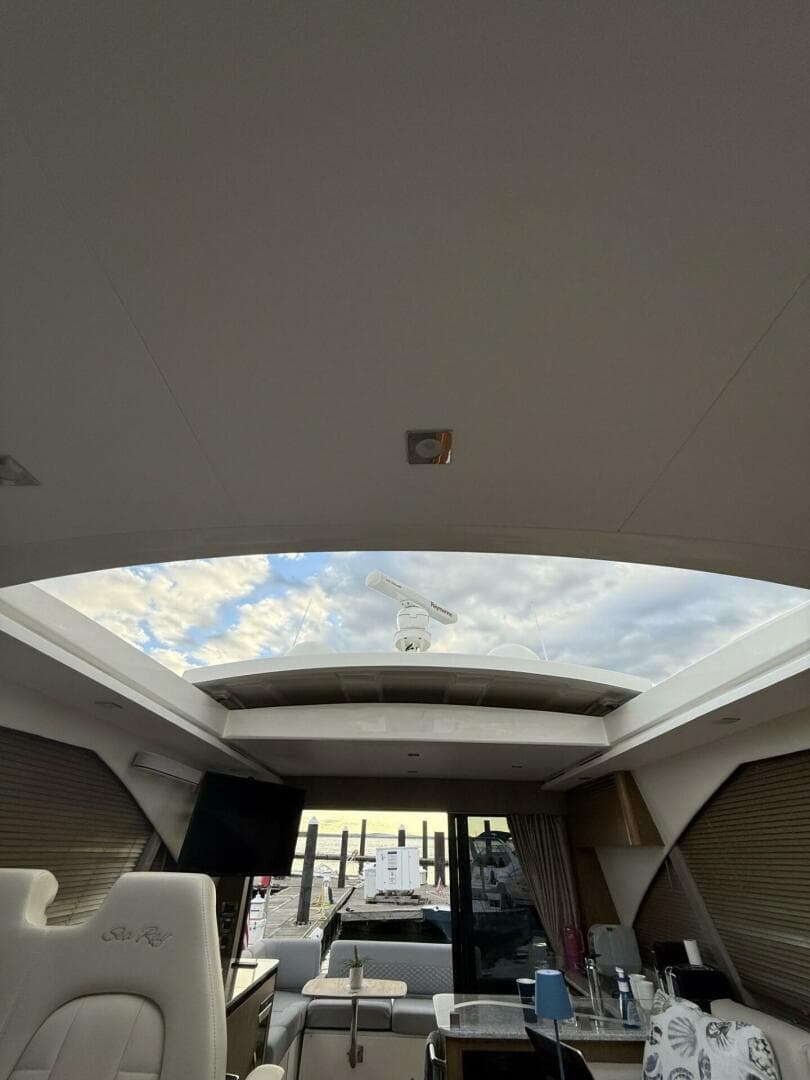 2018 Sea Ray 460 Sundancer — photo 10