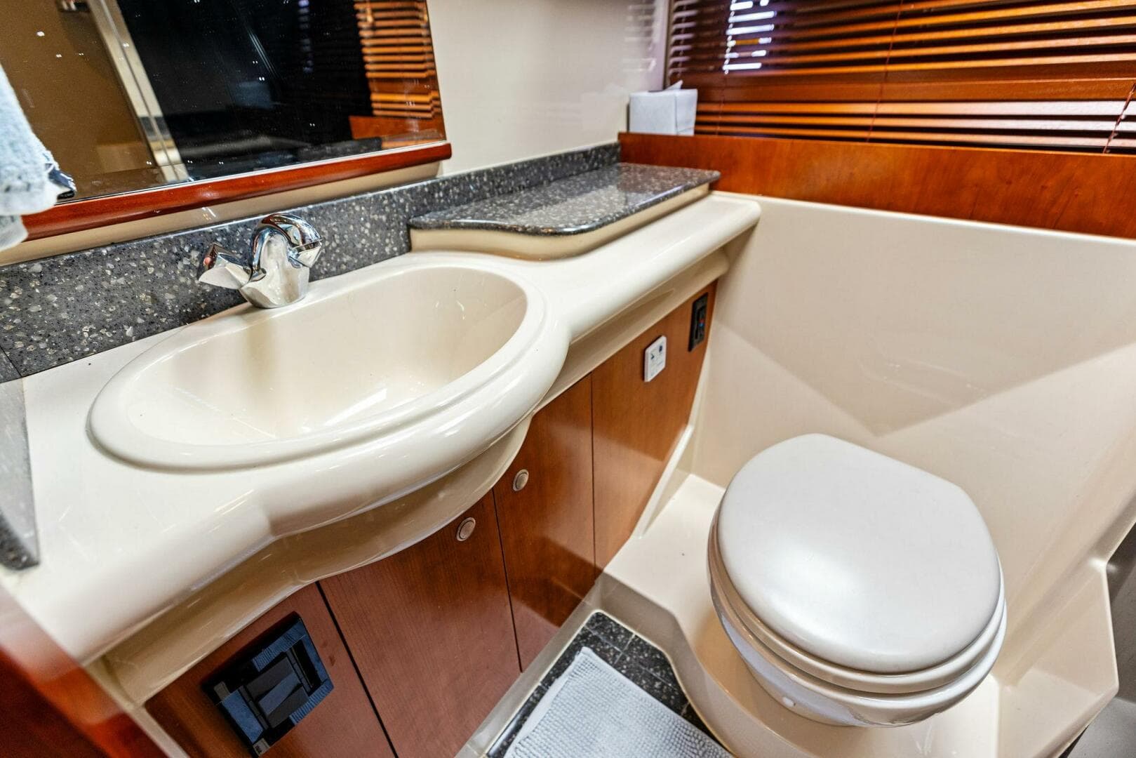 2007 Cruisers Yachts 390 Express Cruiser — photo 29