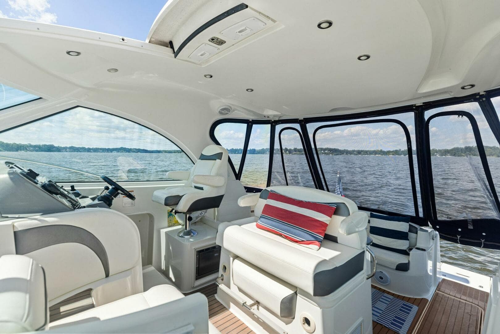 2007 Cruisers Yachts 390 Express Cruiser — photo 2