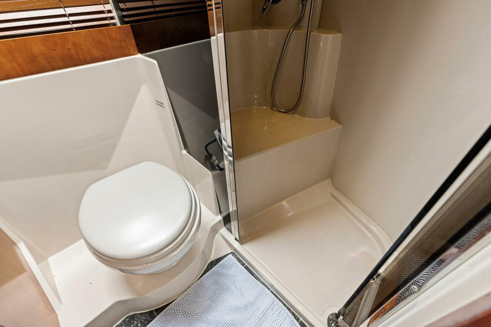 2007 Cruisers Yachts 390 Express Cruiser — photo 30