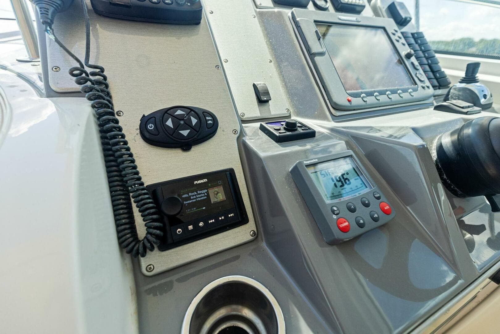 2007 Cruisers Yachts 390 Express Cruiser — photo 20