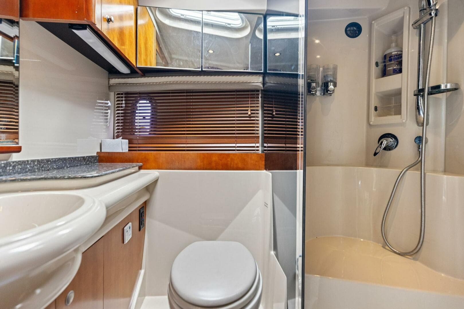 2007 Cruisers Yachts 390 Express Cruiser — photo 35