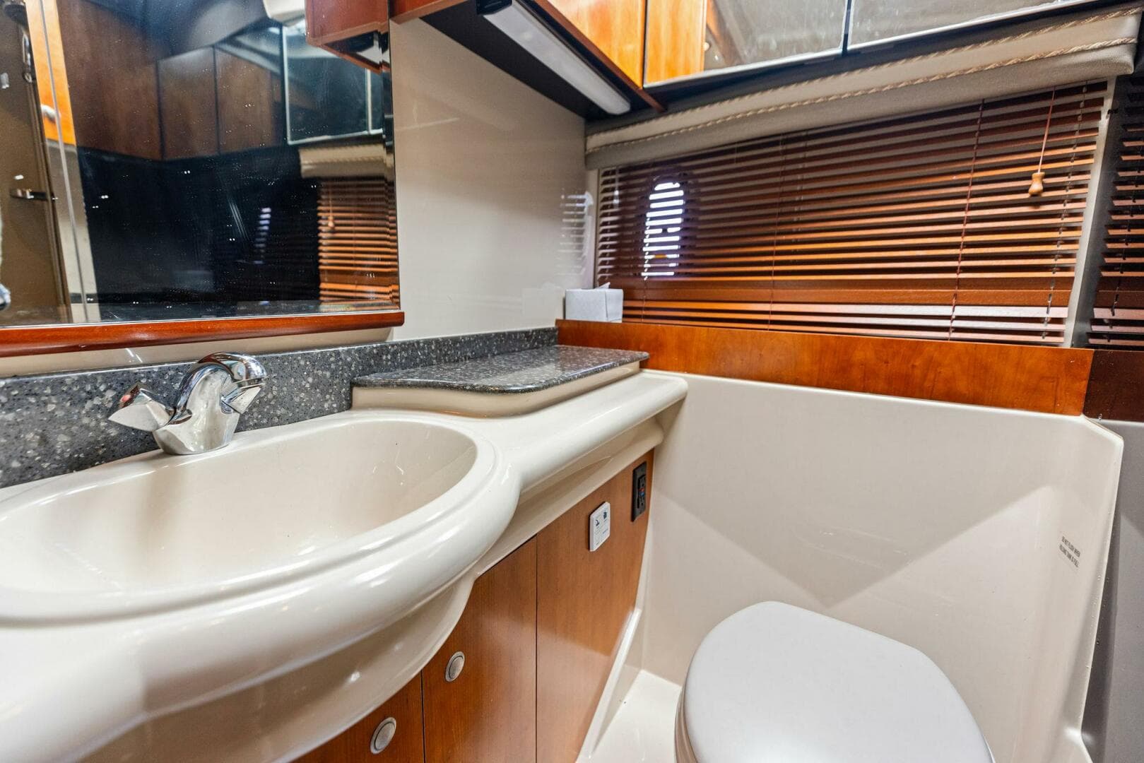 2007 Cruisers Yachts 390 Express Cruiser — photo 34