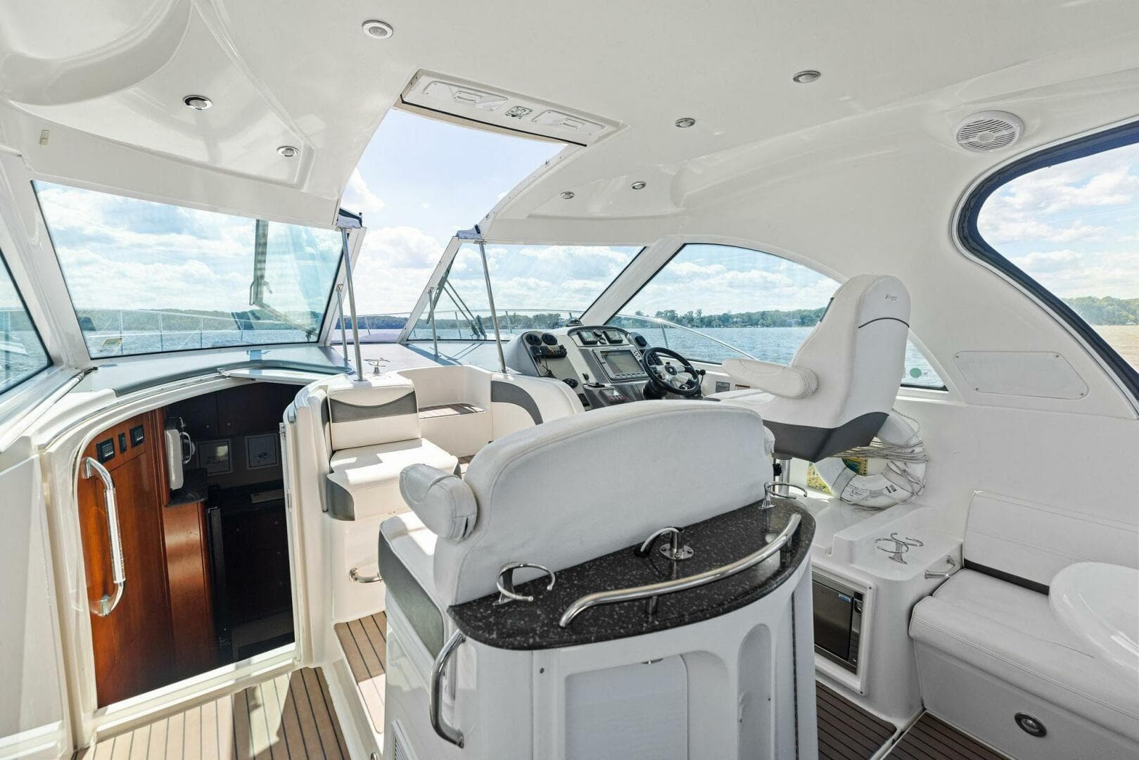 2007 Cruisers Yachts 390 Express Cruiser — photo 11