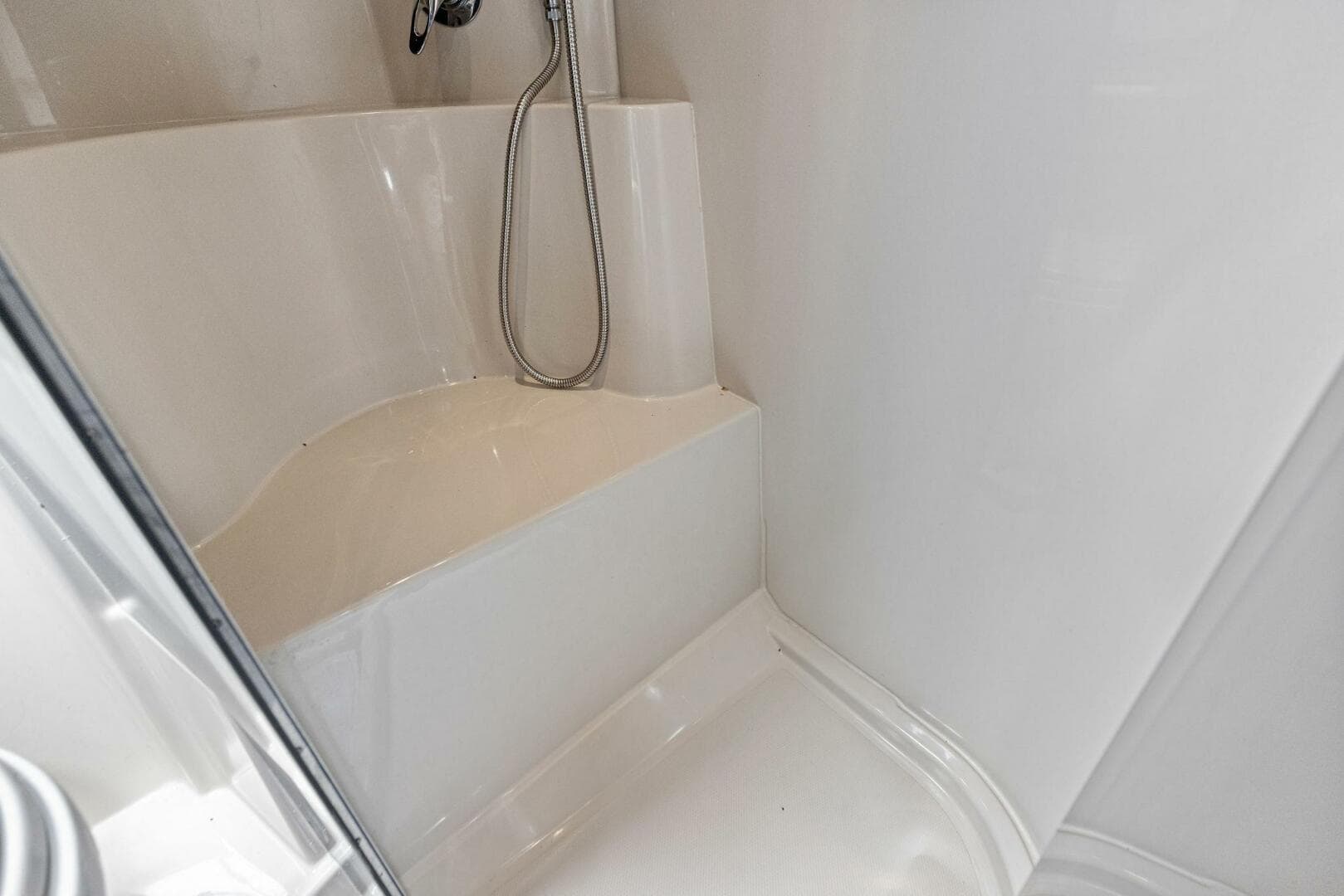 2007 Cruisers Yachts 390 Express Cruiser — photo 32