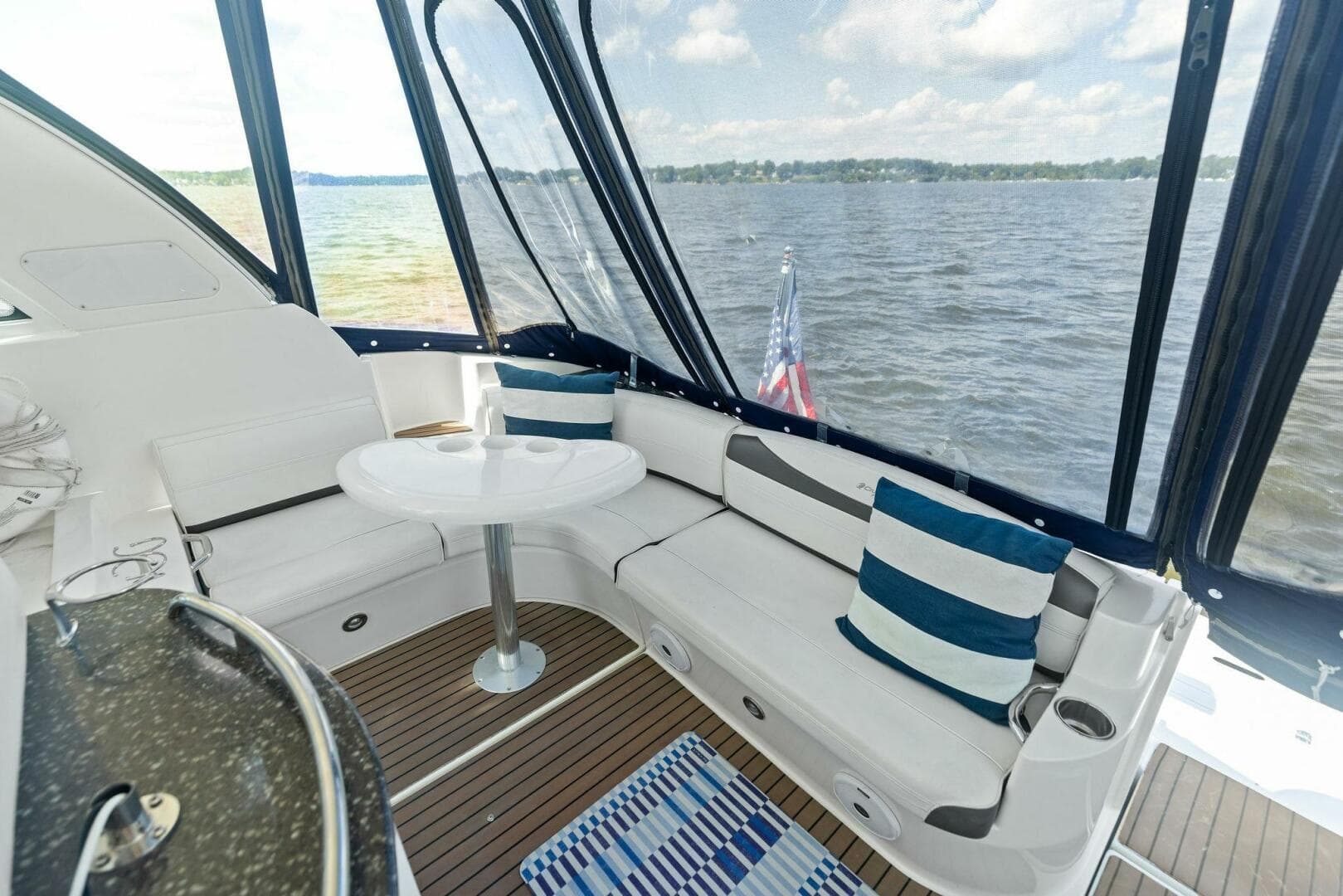 2007 Cruisers Yachts 390 Express Cruiser — photo 7