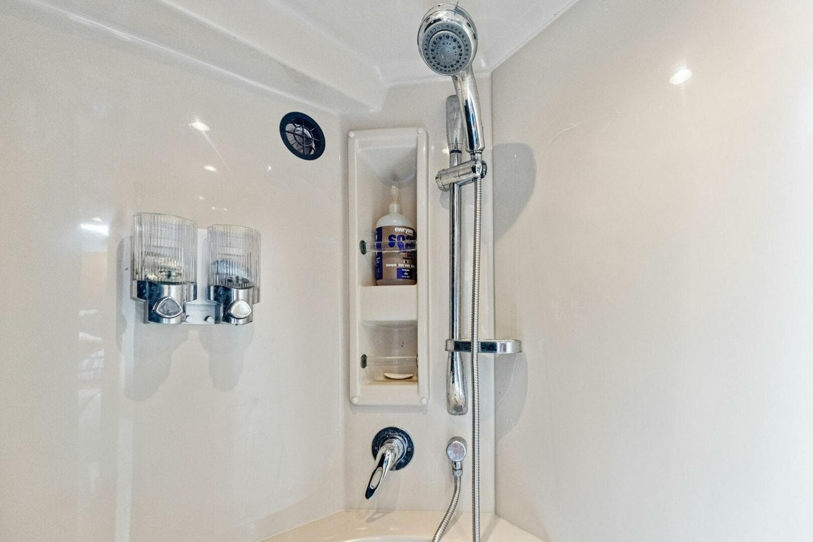 2007 Cruisers Yachts 390 Express Cruiser — photo 31