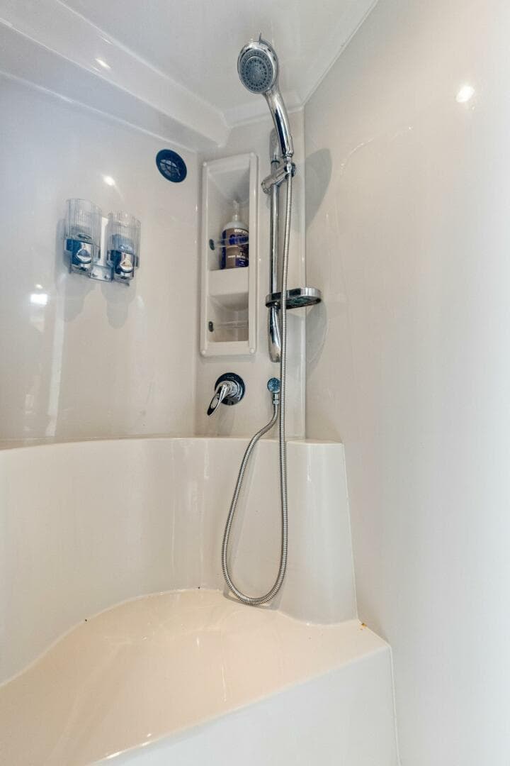 2007 Cruisers Yachts 390 Express Cruiser — photo 33