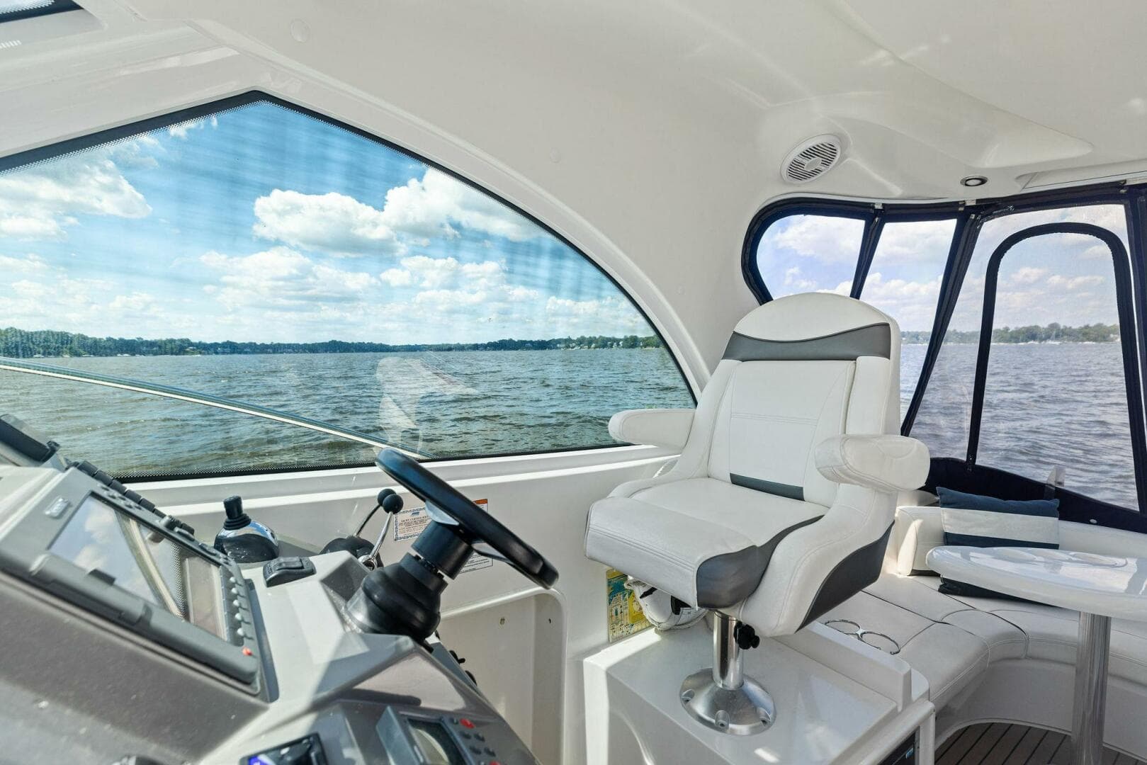 2007 Cruisers Yachts 390 Express Cruiser — photo 19