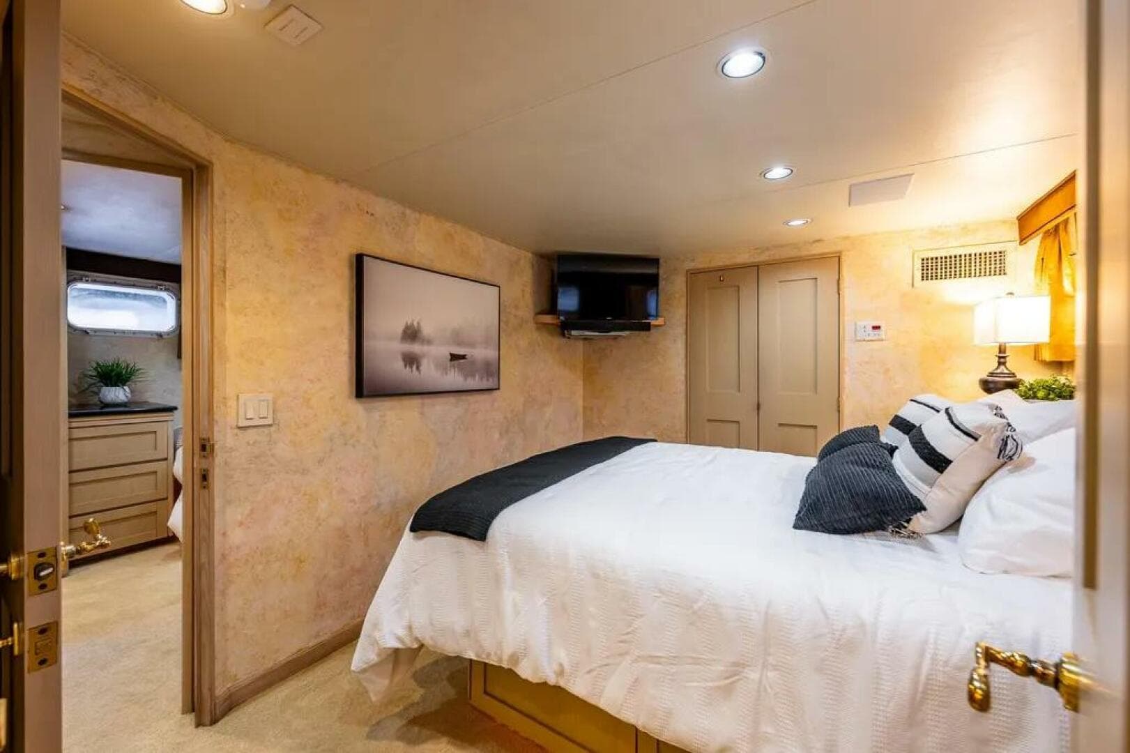 1991 Broward 102 — photo 36