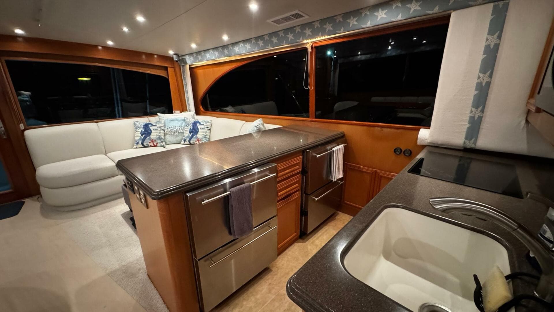 2002 Cavileer 48 Flybridge Sportfisherman — photo 8