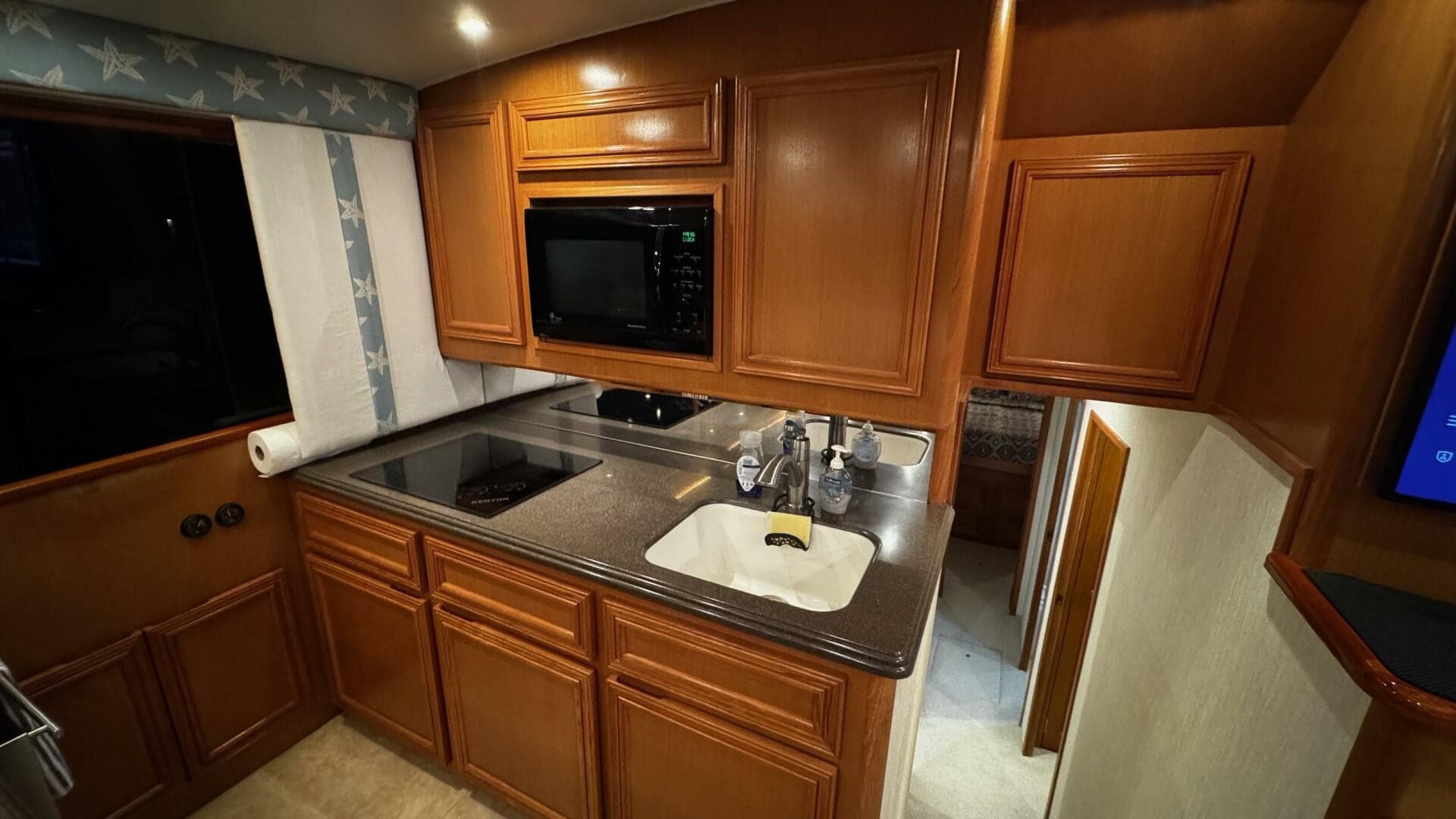 2002 Cavileer 48 Flybridge Sportfisherman — photo 10