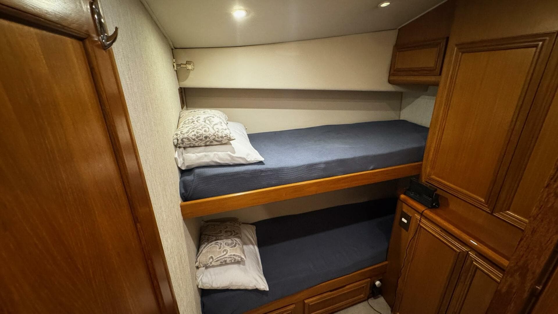 2002 Cavileer 48 Flybridge Sportfisherman — photo 13