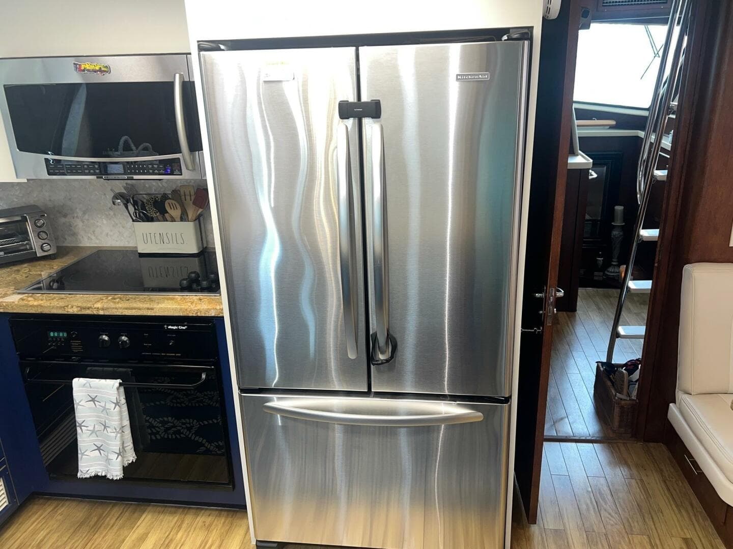 1988 Hatteras Motor Yacht — photo 37