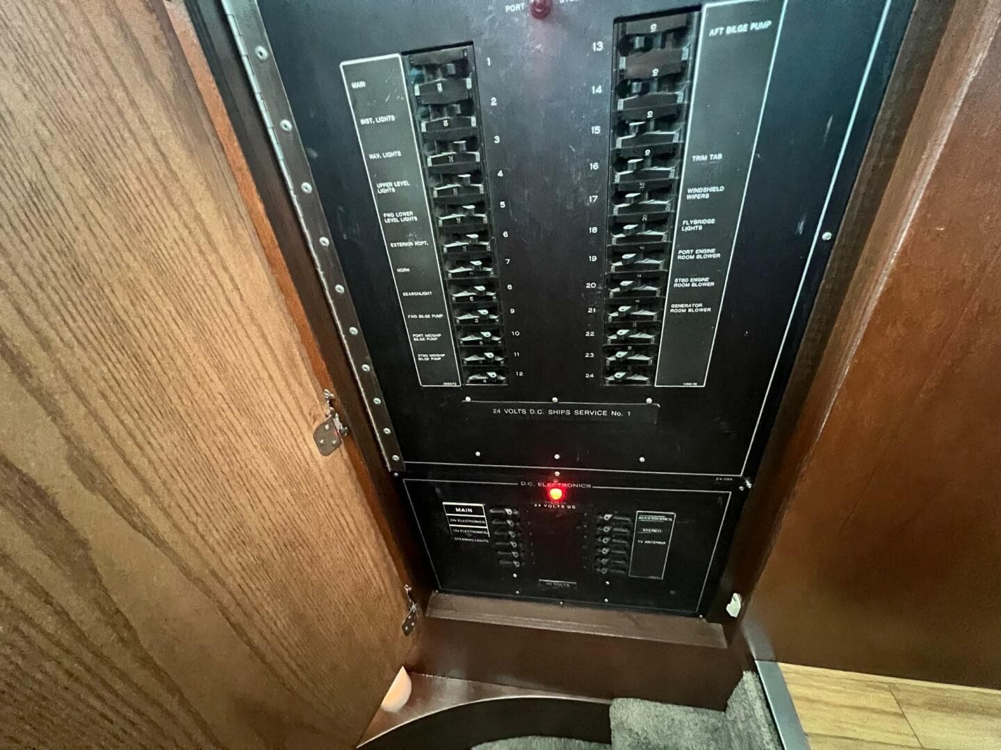 1988 Hatteras Motor Yacht — photo 52