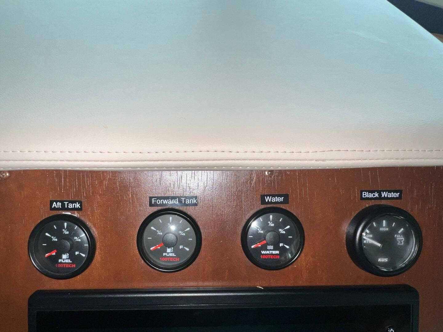 1988 Hatteras Motor Yacht — photo 55