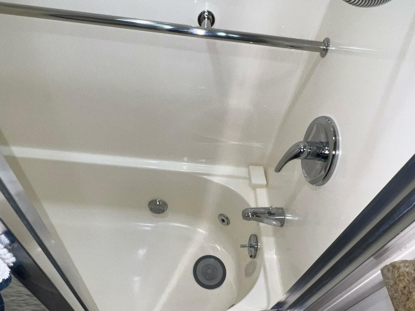 1988 Hatteras Motor Yacht — photo 88