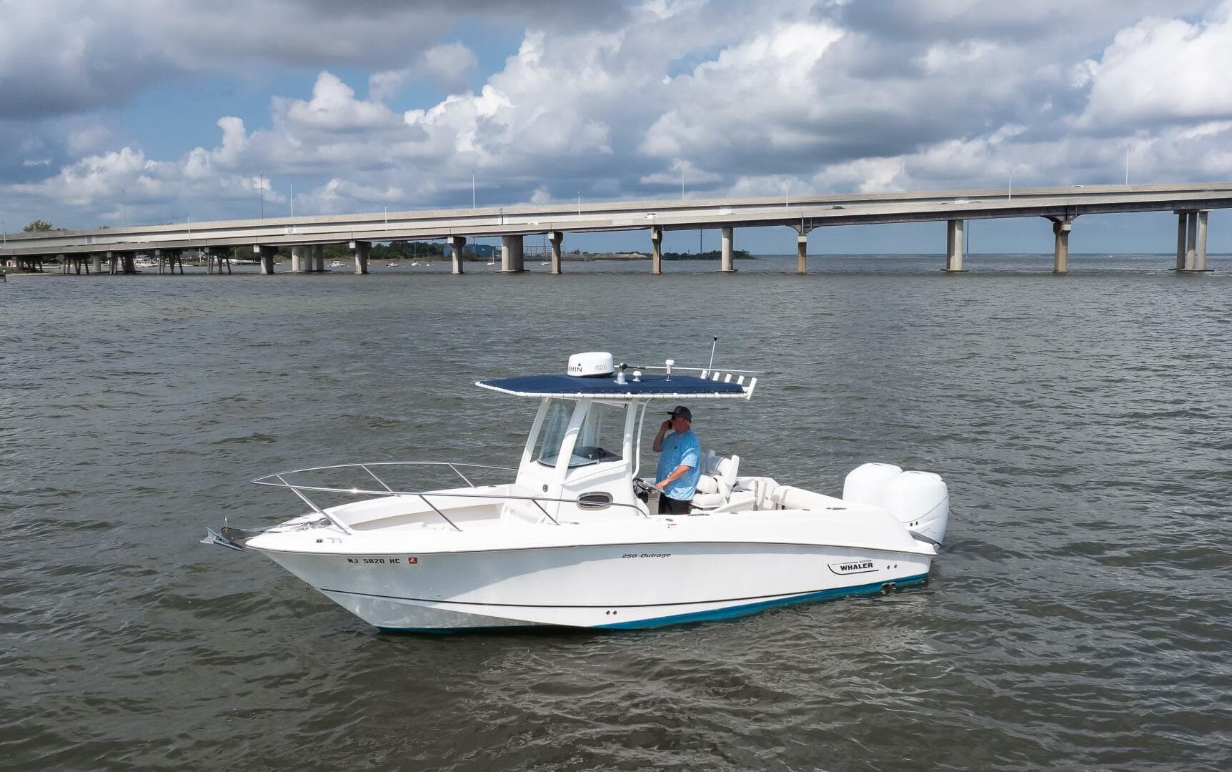 2010 Boston Whaler 250 Outrage — photo 2