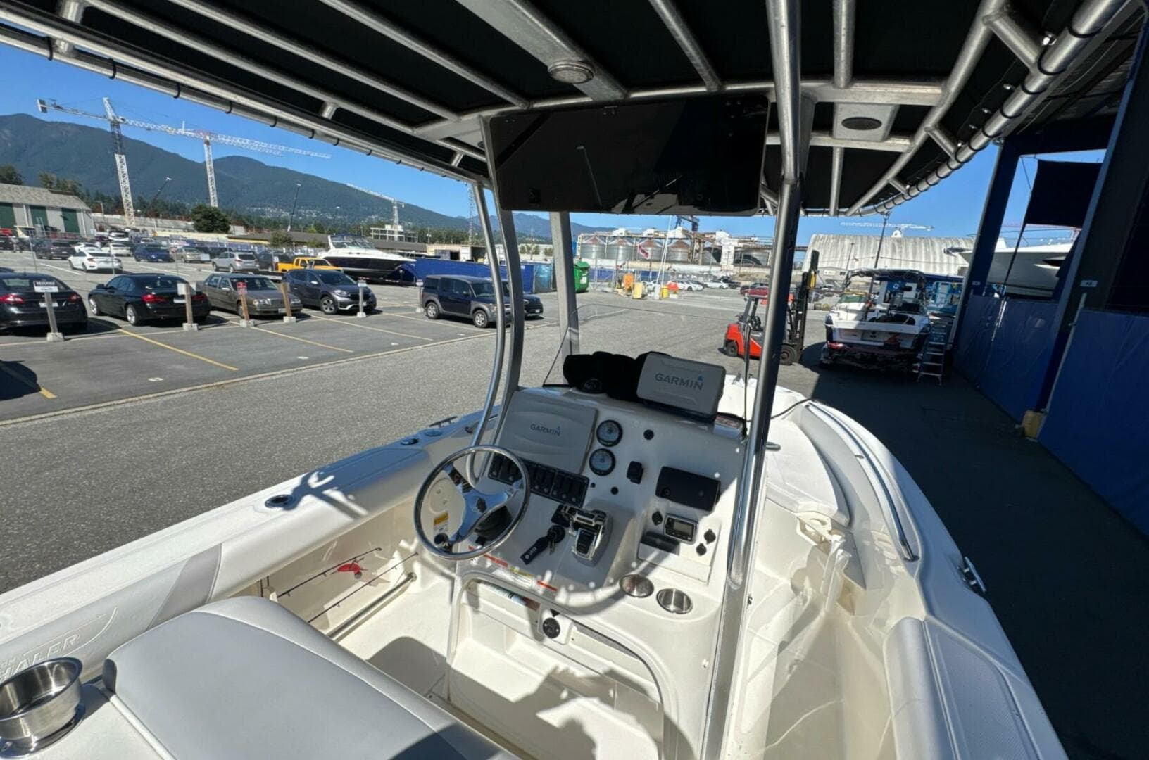2014 Boston Whaler 220 Outrage — photo 10