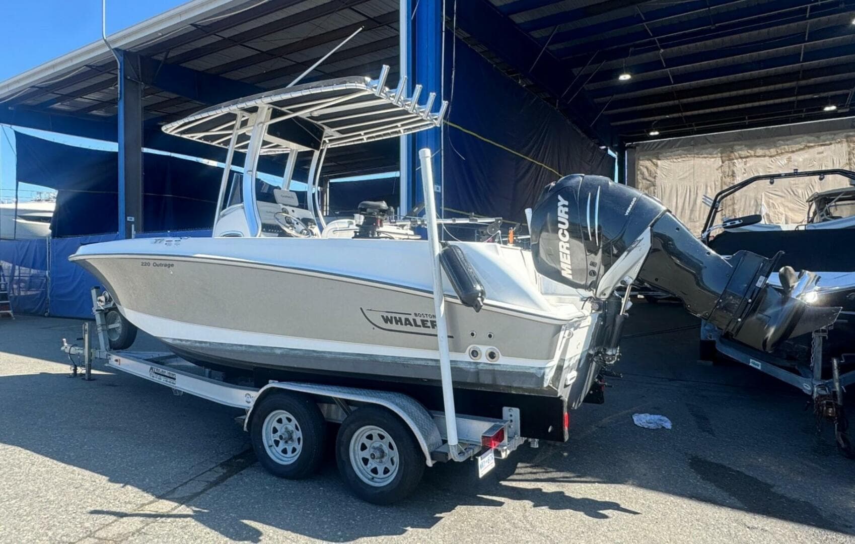2014 Boston Whaler 220 Outrage — photo 5