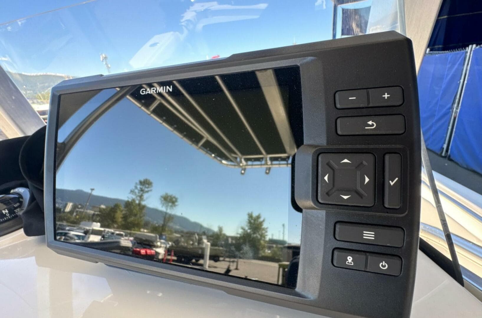 2014 Boston Whaler 220 Outrage — photo 13