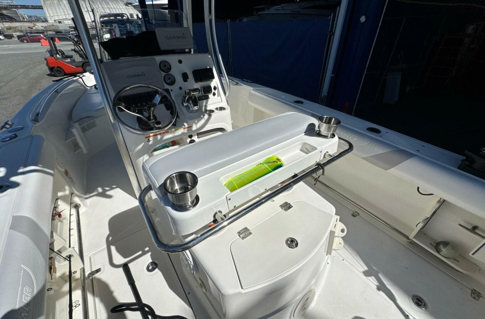 2014 Boston Whaler 220 Outrage — photo 8