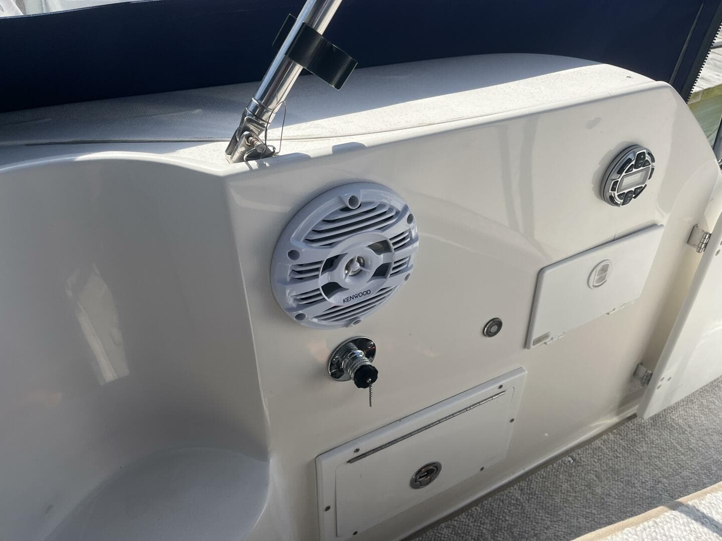 2007 Rinker 320 Express — photo 17