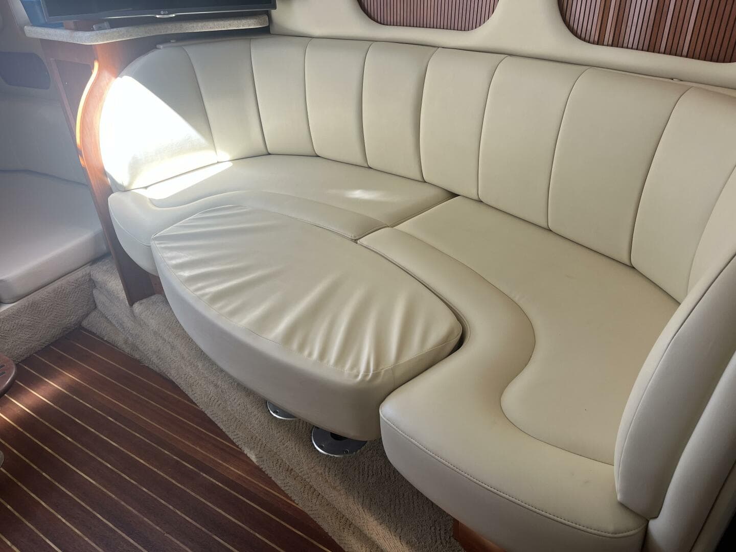 2007 Rinker 320 Express — photo 30