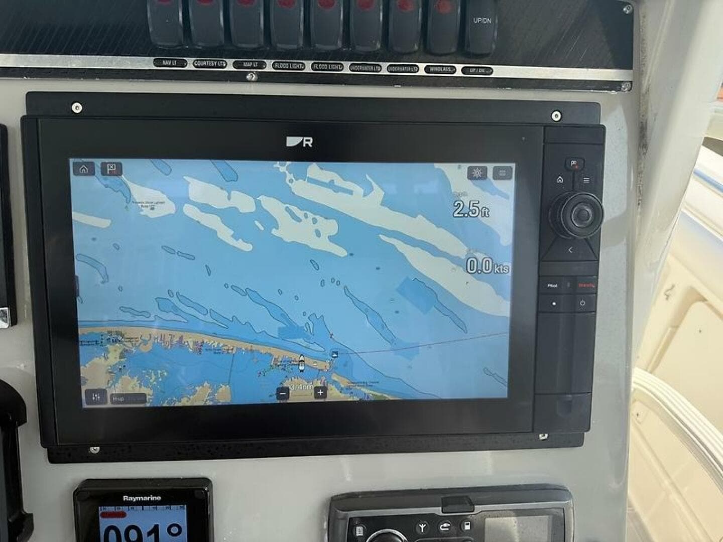 2014 Boston Whaler 350 Outrage — photo 21