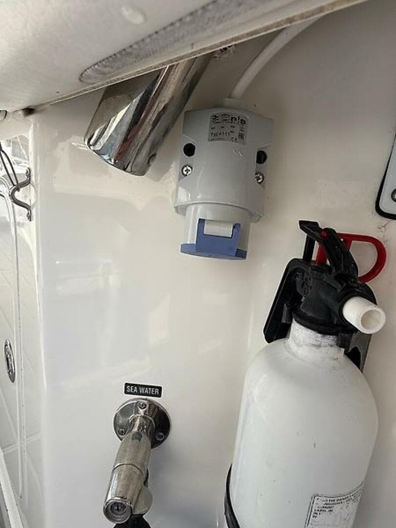 2014 Boston Whaler 350 Outrage — photo 57