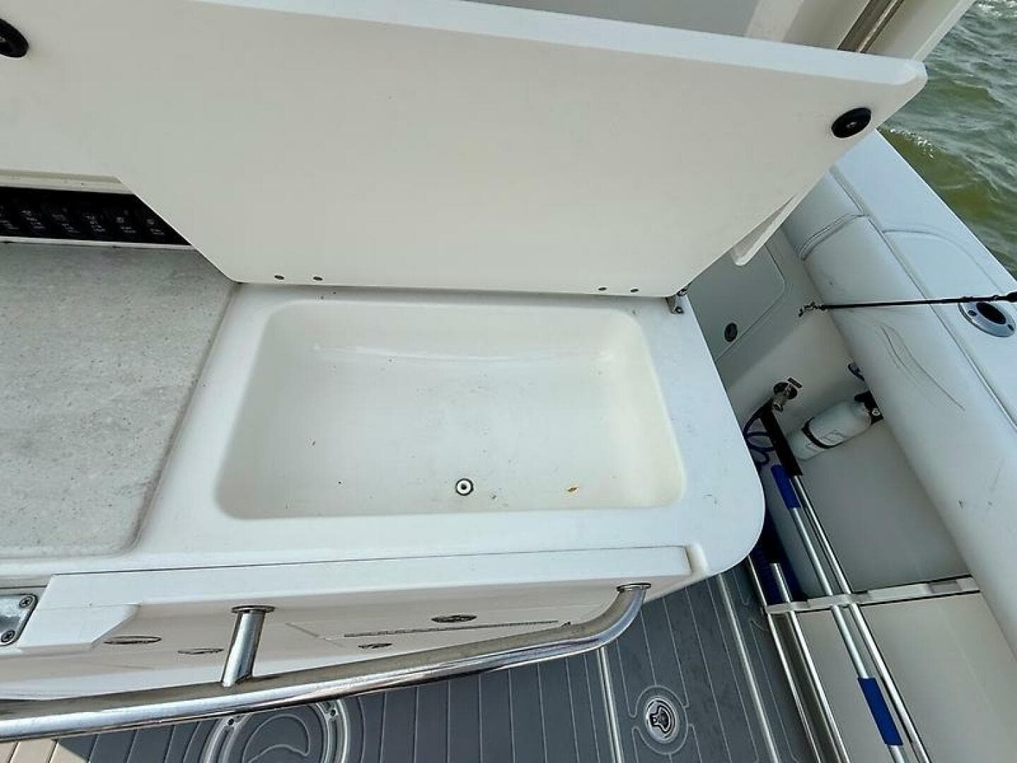 2014 Boston Whaler 350 Outrage — photo 46