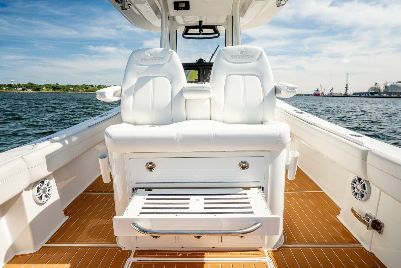 2021 Regulator 34 — photo 9