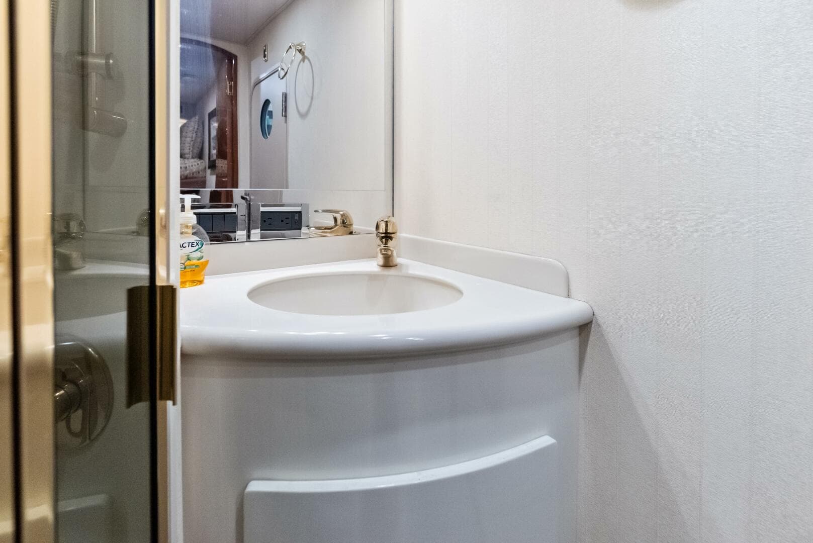 2006 Viking 68 Enclosed Bridge — photo 27