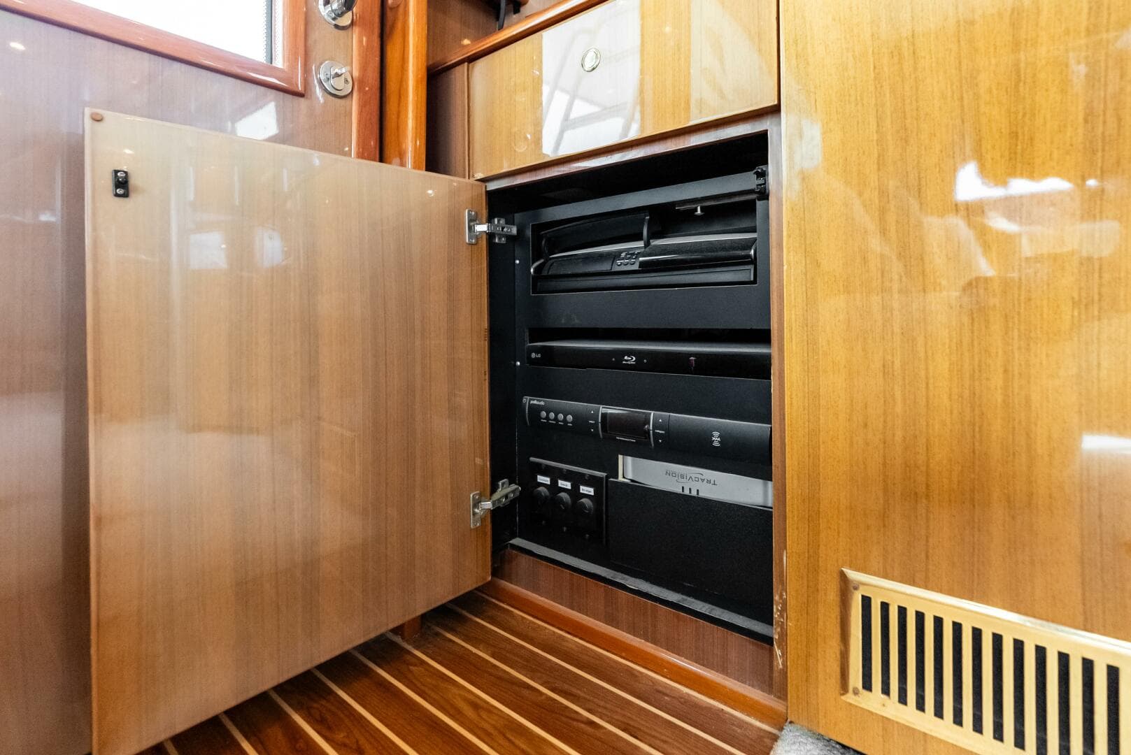 2006 Viking 68 Enclosed Bridge — photo 15